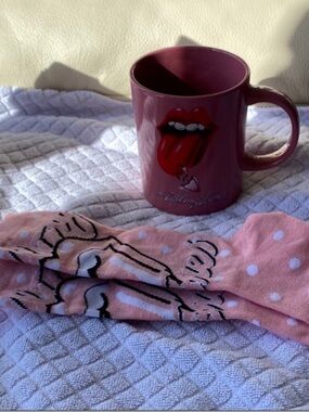 Rolling Stones MAD Engine Pink Ceramic Mug & crew socks NWT
